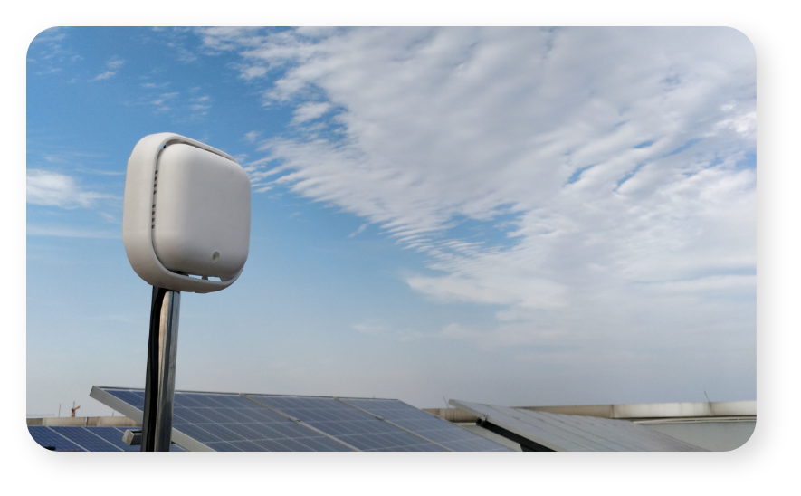 capteur de qualité de l'air atmotrack branché sur un panneau solaire