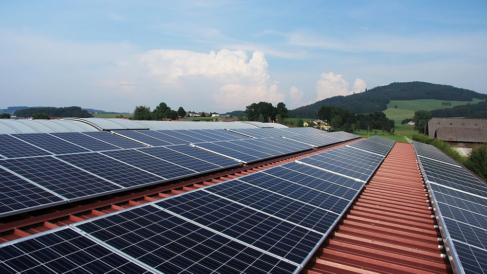 photo de panneaux solaires installés sur un toit